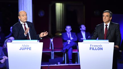 Les deux finalistes de la primaire à droite, Alain Juppé et François Fillon, le 3 novembre 2016. (ERIC FEFERBERG / AFP)