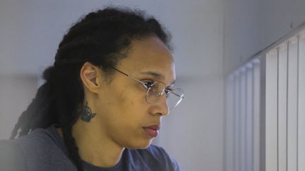 La star américaine de basket Brittney Griner attend le verdict de son procès dans le tribunal de Khimki, en Riussie, le 4 août 2022. (EVGENIA NOVOZHENINA / AP)