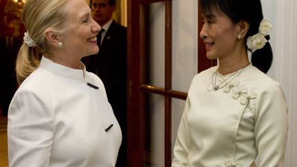 La secr&eacute;taire d'Etat am&eacute;ricaine Hillary Clinton et la leader de l'opposition birmane Aung San Suu Kyi lors d'un d&icirc;ner &agrave; Rangoun, le 1er d&eacute;cembre 2011. (SAUL LOEB / AFP)