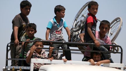 Des enfants &eacute;vacu&eacute;s de certains quartiers de Manbij (Syrie)&nbsp;lors des combats entre Forces d&eacute;mocratiques Syriennes et le groupe Etat islamique, le 1er juillet 2016 (RODI SAID / REUTERS)