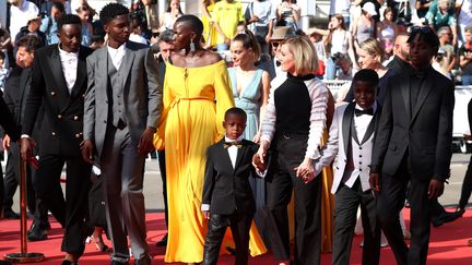 Top départ pour le casting du film "Un petit frère" qui sera le dernier film en compétition officielle&nbsp;à monter les marches. Au centre de la photo&nbsp;avec ses manches à volants, la réalisatrice du film&nbsp;Léonor Serraille. (DANIELE VENTURELLI / WIREIMAGE)