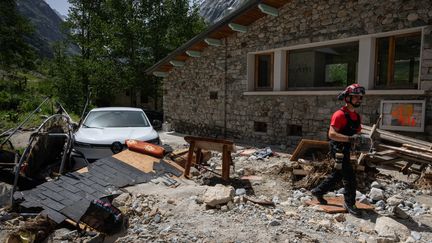 Un secouriste parcourt les décombres du hameau de La Bérarde, dans les Alpes, le 28 juin 2024, après que le village ait été entièrement détruit par une crue dévastatrice de la rivière Vénéon. (ARNAUD FINISTRE / AFP)