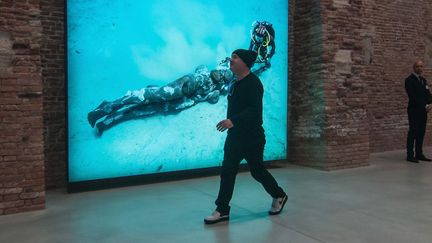 Damien Hirst  se promène dans son exposition "Treasures From The Wreck Of The Unbelievable" à la Punta Della Dogana. Venise, 6 avril 2017.
 (Awakening / Getty Images)