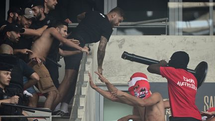 Les supporters du FC Cologne et de Nice se battent avant le match de football de l'Europa Conference League à l'Allianz Riviera à Nice, le 8 septembre 2022.&nbsp; (NICOLAS TUCAT / AFP)