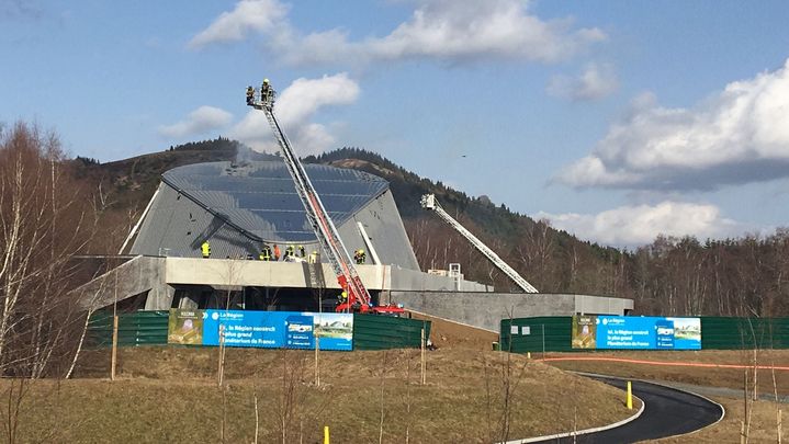 Un incendie s'est déclaré dans le futur planétarium de Vulcania, à Saint-Ours dans le Puy-de-Dôme, le 10 février 2022.
 (CLAUDIE HAMON / RADIO FRANCE)