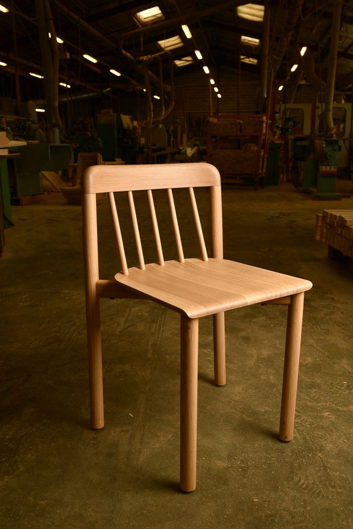 L'une des 1500 chaises destinées à la cathédrale Notre-Dame de Paris, dessinées par la designer Iona Vautrin et fabriquées par l'entreprise familiale landaise Bosc - Sièges Bastiat basée à Hagetmau dans le sud-ouest de la France, le 11 septembre 2023. (GAIZKA IROZ / AFP)