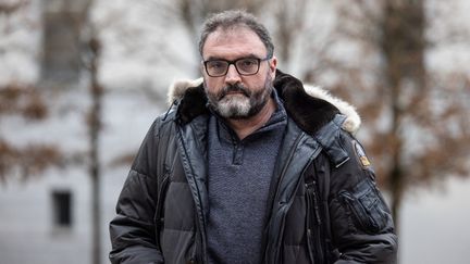 L'anesthésiste Frédéric Péchier, arrive au tribunal de Besançon (Doubs), le 8 mars 2023. (ARNAUD FINISTRE / AFP)