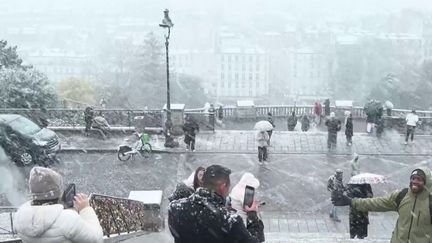 Les centimètres de neige tombés sur une partie de la France, jeudi 21 novembre, font des heureux. À Paris et à Versailles (Yvelines), les touristes profitent du spectacle.