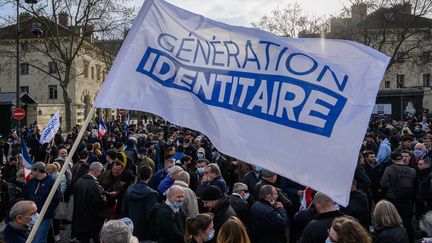 Une manifestation du groupe d'extrême droite Génération identitaire le 20 février&nbsp;2021 à Paris. (JULIEN MATTIA / ANADOLU AGENCY / AFP)