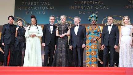 En haut des marches, le jury de cette 71e édition du Festival de Cannes. La présidente, Cate Blanchett, au centre, entourée de gauche à droite par l'acteur Chang Chen, Kristen Stewart, Ava Duvernay, Denis Villeneuve, Robert Guedigian, Khadja Nin, Andreï Zviaguintsev, Léa Seydoux.
 (Valery HACHE / AFP)