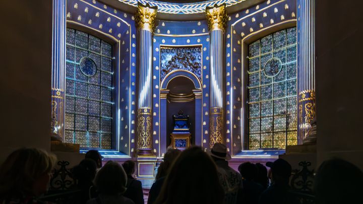 Le panorama d’images qui tourbillonnent autour des visiteurs et la musique orchestrale et contemporaine donnent une dimension presque cinématographique à cette immersion. (AURA INVALIDES)