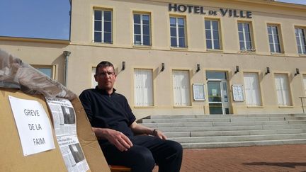 Francis Siedlewski a entamé une grève de la faim depuis samedi 7 avril et a également décidé de dormir sur le parvis de la mairie de Jarny (Meurthe-et-Moselle). (RADIO FRANCE / JORDAN MUZYCZKA)