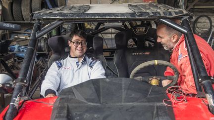 Lucas Barron (à gauche) et son père Jacques, le 18 décembre 2018 à Lima (Pérou). (ERNESTO BENAVIDES / AFP)