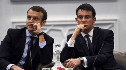 Emmanuel Macron et Manuel Valls en déplacement à Alger (Algérie), le 10 avril 2016. (FAROUK BATICHE / AFP)