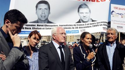 Rassemblement de soutien pour Hervé Ghesquière et Stéphane Taponier à Marseille (AFP/MICHEL GANGNE)