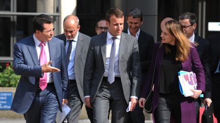 Olivier Roussat, le PDG de Bouygues Telecom (G), aux côtés&nbsp;d'Emmanuel Macron et d'Axelle Lemaire, ministre de l'Economie et secrétaire d'Etat au Numérique, le 16 juillet 2015 à Paris. (ERIC PIERMONT / AFP)