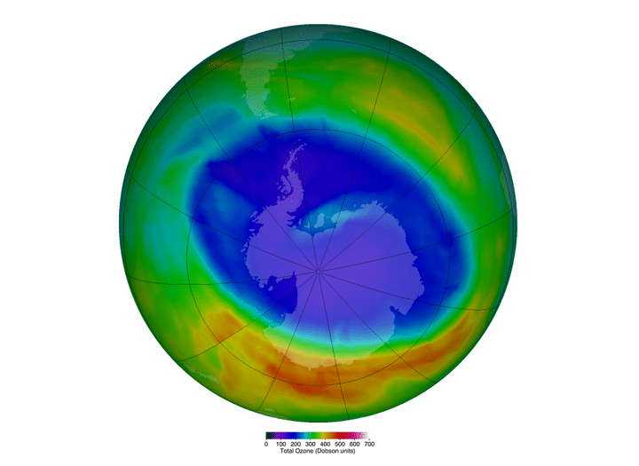 Capture d'&eacute;cran du site de la Nasa montrant le trou de la couche d'ozone en Antarctique au 12 septembre 2014. En rouge, les zones o&ugrave; la couche d'ozone est la plus &eacute;paisse&nbsp;et en violet, celles o&ugrave; elle est la plus mince. (NASA)