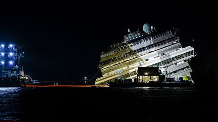 Le redressement du Costa Concordia s'est achev&eacute; dans la nuit du 16 au 17 septembre 2013, sur l'&icirc;le du Giglio (Italie).&nbsp; (ANDREAS SOLARO / AFP)