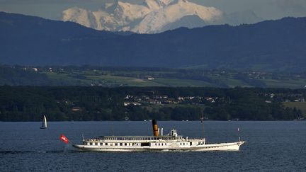 L’expression "y'a pas le feu" s’est progressivement transformée en "y’a pas le feu au lac", en référence au lac Léman.&nbsp; (FABRICE COFFRINI / AFP)