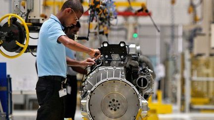 font des réglages sur les machines de l’usine d’Oragadam.

L’usine emploie 1.400 salariés et compte doubler ses effectifs dans les prochaines années.

Les ouvriers travaillent 1h de plus que les ouvriers allemands, soit 9h par jour pour un salaire environ dix fois inférieur. La recherche et le développement sont également locaux. Les ingénieurs gagnent 60% de moins que leurs confrères allemands. (REUTERS/Babu Babu)