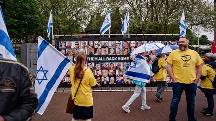 Des manifestants pro-israéliens devant la Cour internationale de justice, à La Haye, aux Pays-Bas, le 17 mai 2024. (LINA SELG / ANP MAG / AFP)