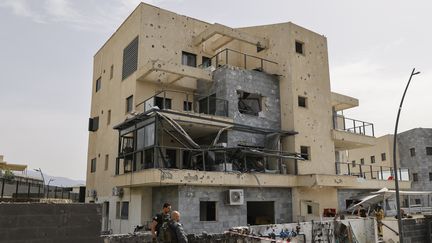 Un bâtiment touché par une roquette du Hezbollah à Kiryat Shmona, dans le nord d'Israël, près de la frontière libanaise, le 27 mars 2024. (JALAA MAREY / AFP)