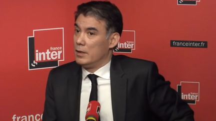 Le premier secrétaire du Parti socialiste, Olivier Faure, dans le studio de France Inter, le 16 avril 2018. (FRANCE INTER / RADIO FRANCE)