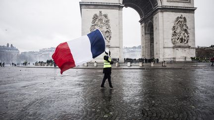 Les "gilets jaunes" manifestent au pied de l'Arc de triomphe, à Paris, le 1er décembre 2018. (YANN CASTANIER / HANS LUCAS / AFP)