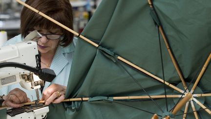 Fabrication d'un parapluie Piganiol à Aurillac 
 (THIERRY ZOCCOLAN / AFP)