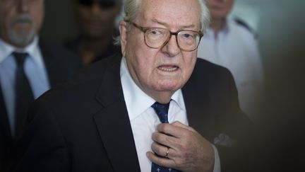 Jean-Marie Le Pen, ancien leader du Front national, quitte le tribunal de Nanterre (Hauts-de-Seine), le 12 juin 2015.&nbsp; (MARTIN BUREAU / AFP)