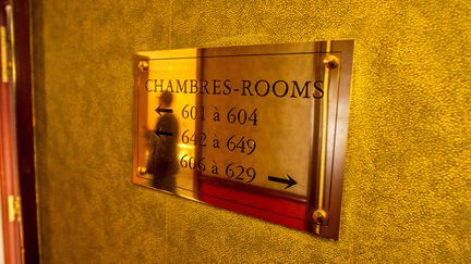 Une plaque indiquant les numéros des chambres d'un hôtel. (BRUNO LEVESQUE / MAXPPP)