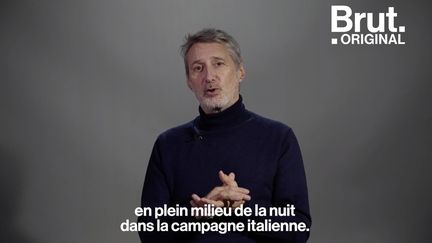 Un canular à la télé italienne, l'enterrement de Philippe Gildas, sa dépression... Pour Brut, Antoine de Caunes revient sur trois de ses histoires persos à l'occasion de la sortie de son autobiographie son "Perso".