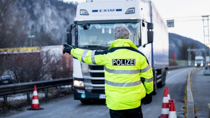 Lors d'un contrôle à la frontière entre l'Allemagne et l'Autriche,&nbsp;près de Kiefersfelden. Photo d'illustration.&nbsp; (MATTHIAS BALK / DPA / AFP)