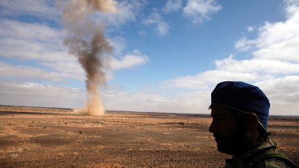 Le Front Polisario détruit des mines antipersonnel, en Algérie, en mai 2018. (FAROUK BATICHE / APP / MAXPPP)