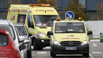 &nbsp; (Une des deux ambulances a pris en charge le passager suspecté d'avoir été contracté Ebola © Reuters-Andrea Comas)