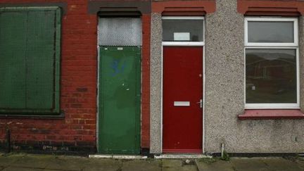 Les portes des logements des demandeurs d'asile à Middlesbrough ont étrangement presque toutes rouges. (BBC/Reuters)