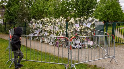 Un hommage à Angélique, devant le parc de Wambrechies (Nord) où elle été vue pour la dernière fois mercredi 25 avril 2018. (PHILIPPE HUGUEN / AFP)