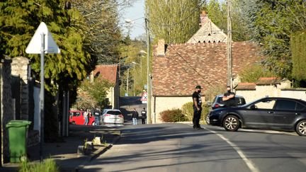 Des forces de l'ordre mènent des recherches au domicile de l'assaillant ayant tué une fonctionnaire de police, à Rambouillet, le 23 avril 2021.&nbsp; (BERTRAND GUAY / AFP)