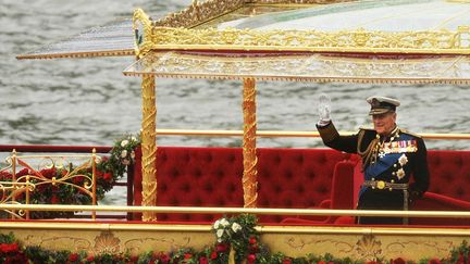 Le prince Philip, pr&eacute;sent lors de la procession sur la Tamise a d&ucirc; se faire porter p&acirc;le pour la suite des c&eacute;l&eacute;brations. Il a &eacute;t&eacute; hospitalis&eacute; en urgence pour une infection de la vessie. (OLLY GREENWOOD / AFP)