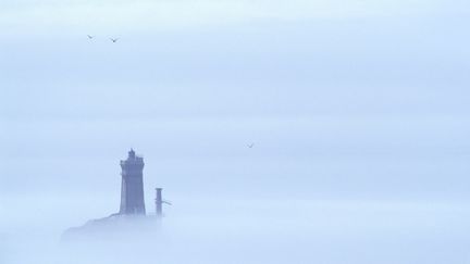 La Pointe du Raz, dans le Finist&egrave;re, plong&eacute;e dans la brume le 7 d&eacute;cembre 2006. Les deux occupants d'une embarcation sont morts plus au sud-est, vers l'&icirc;le de Groix, dans le Morbihan, le 12 d&eacute;cembre 2013. (TORRIONE STEFANO / HEMIS.FR / AFP)