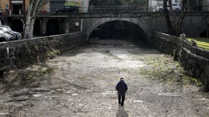 Vendredi 17 février, 85 communes du département du Var ont été placées en alerte sécheresse et deux en alerte sécheresse renforcée. Ici à Flassans-sur-Issole, le 16 février 2023, l'Issole était à sec et ne parvenait plus au lac de Carcès. (FRANK MULLER / MAXPPP)