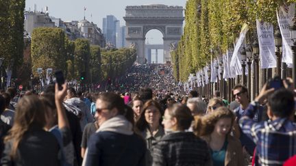 L'avenue des Champs-Elys&eacute;es, le 27 septembre 2015,&nbsp;&agrave; Paris. (PHILIPPE WOJAZER / REUTERS)