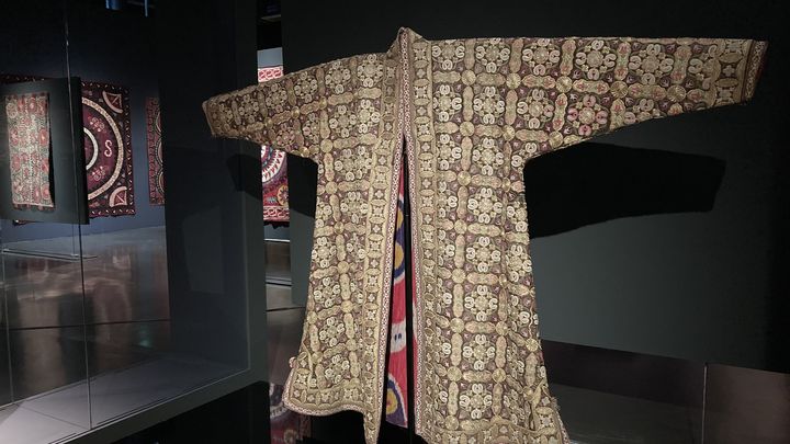 Exposition "Sur les routes de Samarcande, merveilles de soie et d'or" à l'Institut du Monde Arabe : des chapans entièrement brodés d'or (CORINNE JEAMMET)