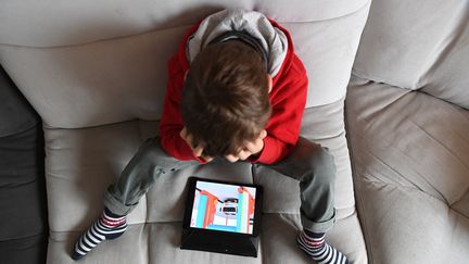 "A child under 6 years old spends an average of 830 hours per year in front of a screen", Gabriel Attal was alarmed recently.  (illustrative image) (JOSSELIN CLAIR / MAXPPP)