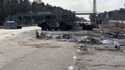 Un barrage ukrainien à Brovary, à l'entrée de Kiev, en Ukraine, le 15 mars 2022. (JEREMY TUIL / RADIO FRANCE)