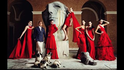 Valentino pose aux côtés de mannequins (2007)
 (Lorenzo Agius)