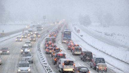 La neige cr&eacute;e un embouteillage sur l'autoroute pr&egrave;s de Albertville le 27 d&eacute;cembre 2014. (JEAN-PIERRE CLATOT / AFP)