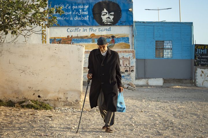 Une photo prise dans la ville côtière marocaine d'Essaouira montre un portrait du guitariste américain Jimi Hendrix, le 10 septembre 2020. (FADEL SENNA / AFP)