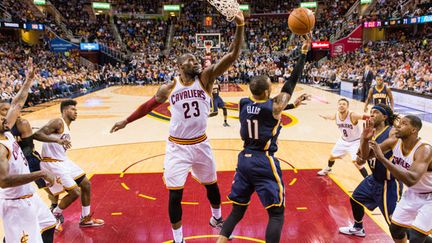 Le joueur des Pacers Monta Ellis tente d'éviter le contre de LeBron James