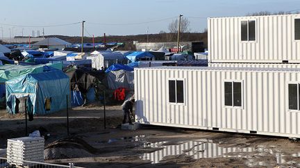 &nbsp; (Des conteneurs sont installés sur le bidonville de la "jungle" de Calais pour accueillir 1.500 personnes.  © MaxPPP)